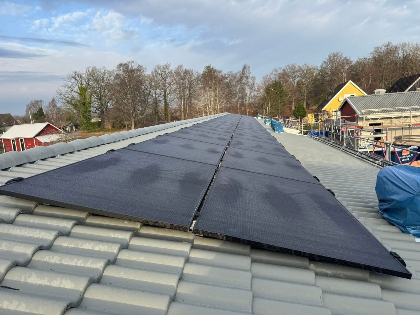 Solceller monterade på ett tak